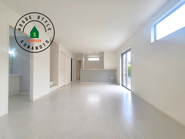 熊本市南区御幸西2丁目第3-2棟（2号棟）　の居間・リビング|キッチンからリビングをしっかり確認できます。家族の笑顔があふれる空間になりそうですね。