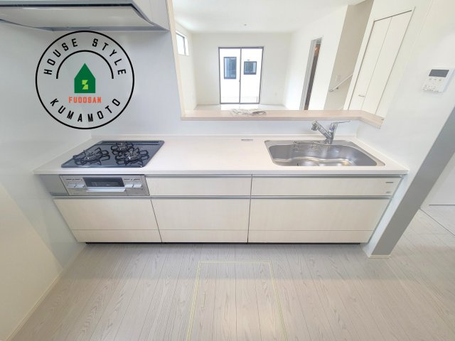 熊本市南区御幸西2丁目第3-2棟（2号棟）　のキッチン|ご家族を近くに感じられる対面キッチンのLDK。会話もはずみそうですね。