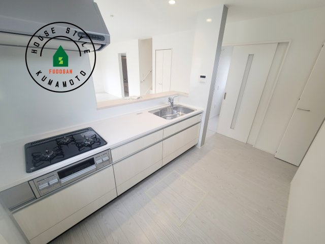 熊本市南区御幸西2丁目第3-2棟（2号棟）　のキッチン|ダイニングテーブルへの配膳がラクラク、お料理はかどるカウンター付きシステムキッチン！