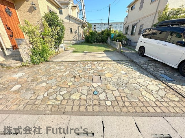 吉川市美南4丁目　中古戸建の駐車場|駐車スペース4台以上可能