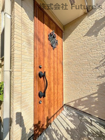 吉川市美南4丁目　中古戸建のエントランス|オシャレな玄関ドアです