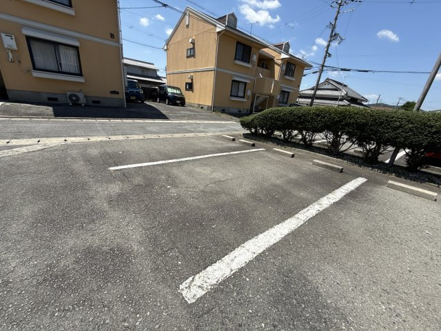 アーバンライフホワイトの駐車場