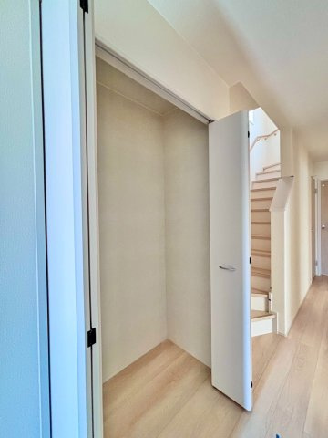 清水11番20　新築戸建　A号棟の収納|廊下にはクローゼット付き！掃除用品や季節物の収納ができます(*´▽｀*)