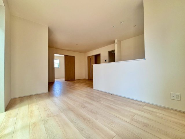 清水11番20　新築戸建　A号棟の居間・リビング|ナチュラルな色合いのリビングは、どんな家具とも合わせやすいですね♪家具選びがワクワクしちゃいますね(*´▽｀*)