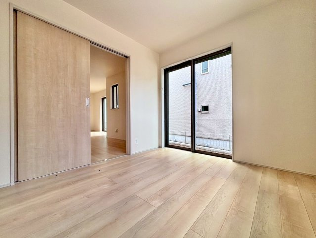 清水11番20　新築戸建　A号棟の洋室|リビングと洋室が続き間設計なので、小さいお子様が遊んでいても安心ですね(^^)