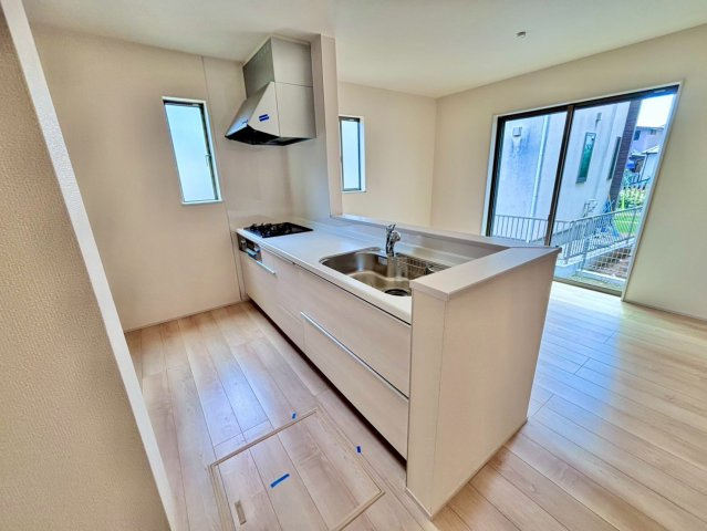 清水11番20　新築戸建　A号棟のキッチン|お子様の様子を見ながら料理ができるオープンキッチン♪