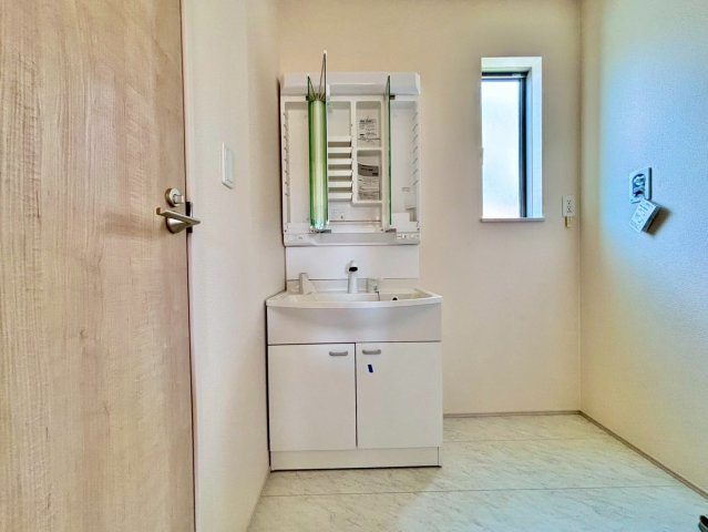 清水11番20　新築戸建　A号棟の独立洗面台|三面鏡洗面台は鏡の後ろが収納になっているので、細かい物の収納ができます♪