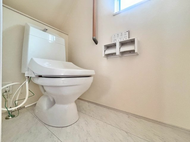 清水11番20　新築戸建　A号棟のトイレ|窓のある明るいトイレです♪