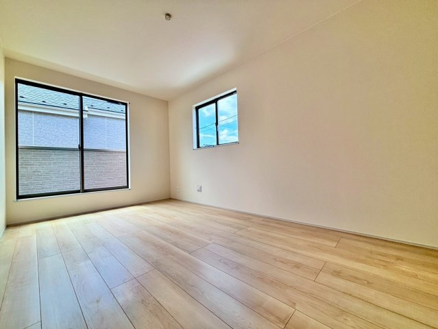 清水11番20　新築戸建　A号棟の洋室|二面採光で採光も換気もGOOD！風通しの良いお部屋は、ダニやカビの発生を抑えてくれます♪