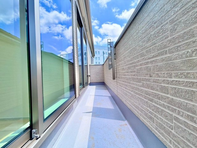 清水11番20　新築戸建　A号棟のバルコニー|広々としたバルコニーは、大量の洗濯物を干しても余裕！お布団だって、家族全員分を一度に干せますね(^O^)