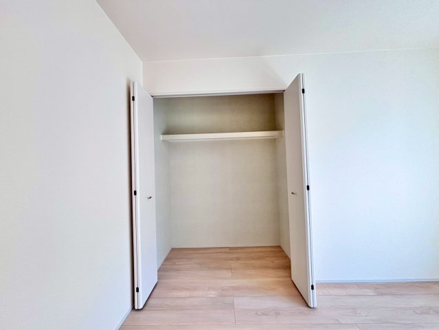 清水11番20　新築戸建　A号棟の収納|ハンガーパイプの無いクローゼットは、収納の自由度が高く、デッドスペースを有効活用できます
！！