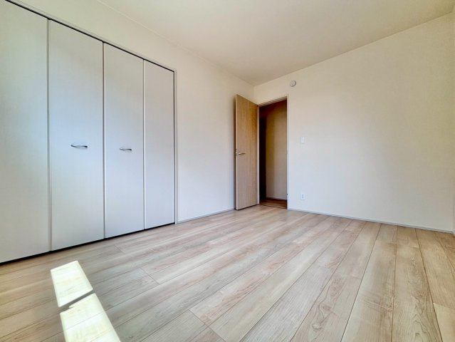 清水11番20　新築戸建　A号棟の子供部屋|ベッドと机を置いたら子供部屋の完成ですね♪