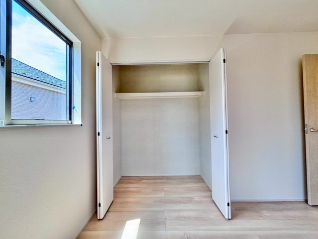清水11番20　新築戸建　A号棟の収納|全室に備えられたゆったり広めのクローゼットがあります。お子様の季節物の服や、学生服など全てが各部屋で収納できます♪