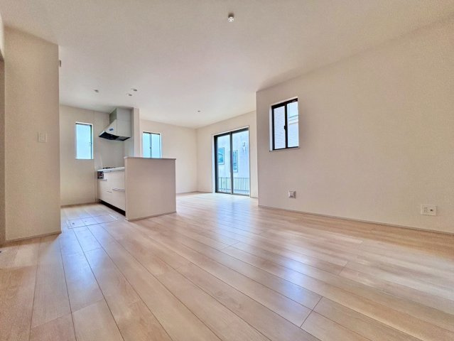 清水11番20　新築戸建　A号棟の居間・リビング|たくさんの窓から日差しの入る明るいリビング！明るい空間だと、自然と家族の会話が増えちゃいますね(*´▽｀*)