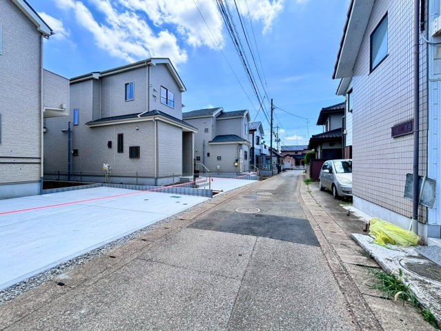 清水11番20　新築戸建　A号棟の前面道路含む現地写真|交通量の少ない前面道路は、小さなお子様のいるご家庭でも安心です！