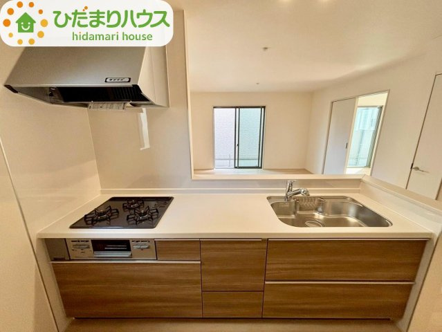 清水11番20　新築戸建　B号棟のキッチン|料理をしながら家族の顔が確認できる対面式キッチンです！