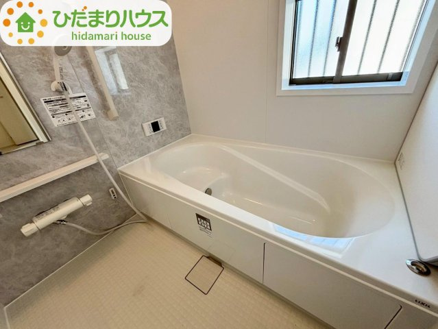 清水11番20　新築戸建　B号棟の浴室|１坪タイプのユニットバスは足を伸ばして入浴できる広さがあります！