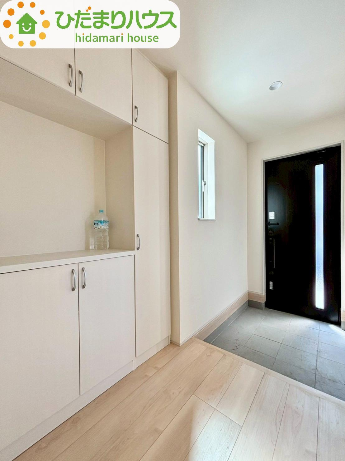 清水11番20　新築戸建　B号棟の玄関|スタイリッシュな玄関です！日が入り明るい空間です♪
大容量のシューズボックスもあるので靴の置き場に困りません！