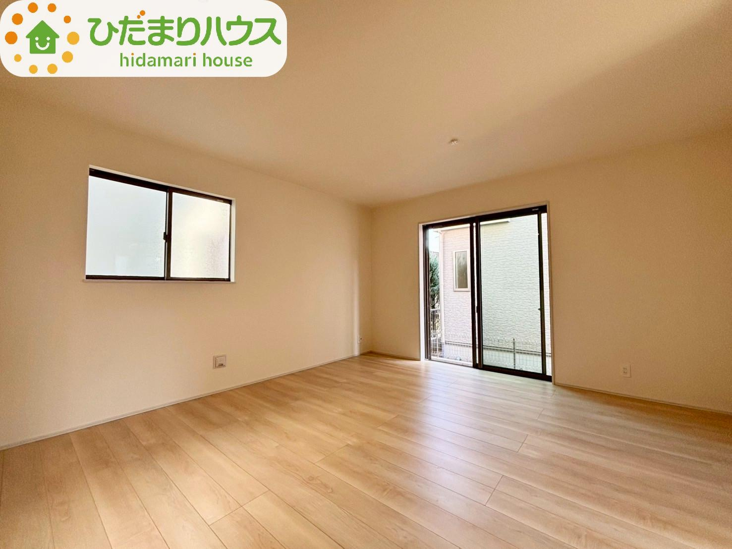 清水11番20　新築戸建　B号棟の居間・リビング|大きな二つの窓があるので、日中は電気入らずで過ごせます！