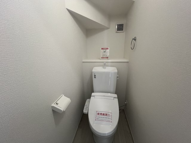 駐車場３台、いや、４台イケるんじゃ？な【栄区野七里】新築戸建のトイレ