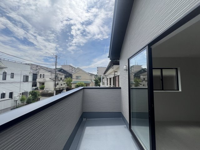 駐車場３台、いや、４台イケるんじゃ？な【栄区野七里】新築戸建のバルコニー|落ち着いた時間を過ごせるバルコニーです