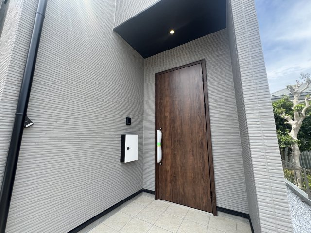 駐車場３台、いや、４台イケるんじゃ？な【栄区野七里】新築戸建の玄関|きれいな玄関です