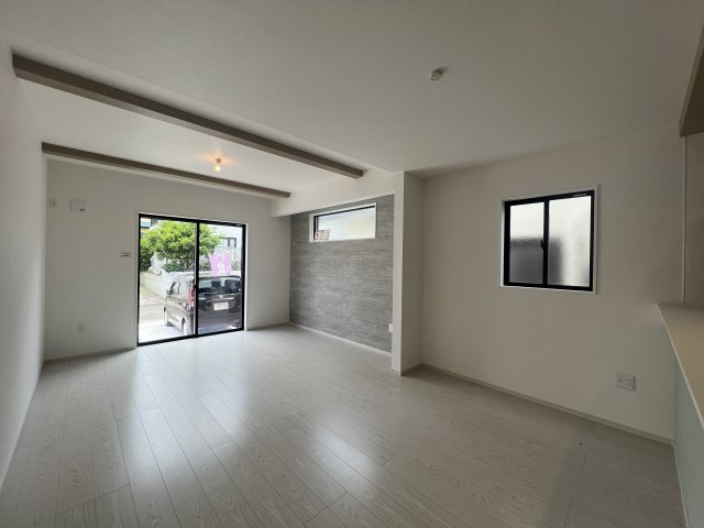 駐車場３台、いや、４台イケるんじゃ？な【栄区野七里】新築戸建の居間・リビング