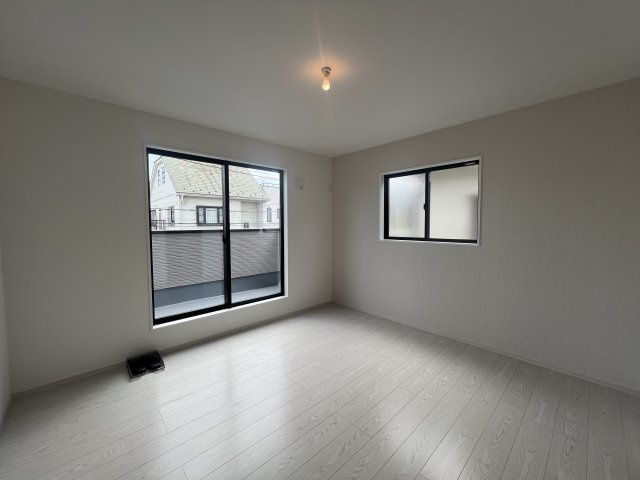 駐車場３台、いや、４台イケるんじゃ？な【栄区野七里】新築戸建の洋室|個人の部屋や寝室として使える洋室です