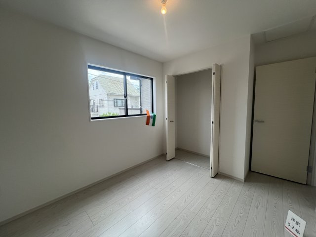 駐車場３台、いや、４台イケるんじゃ？な【栄区野七里】新築戸建の洋室|落ち着いた色調の洋室です