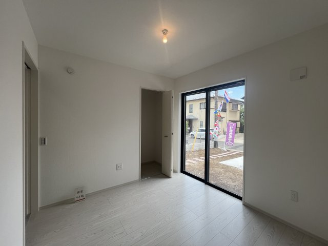 駐車場３台、いや、４台イケるんじゃ？な【栄区野七里】新築戸建の洋室|コンパクトで使いやすい洋室です