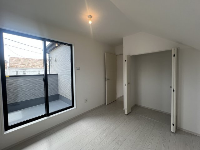 駐車場３台、いや、４台イケるんじゃ？な【栄区野七里】新築戸建の洋室|洋室です