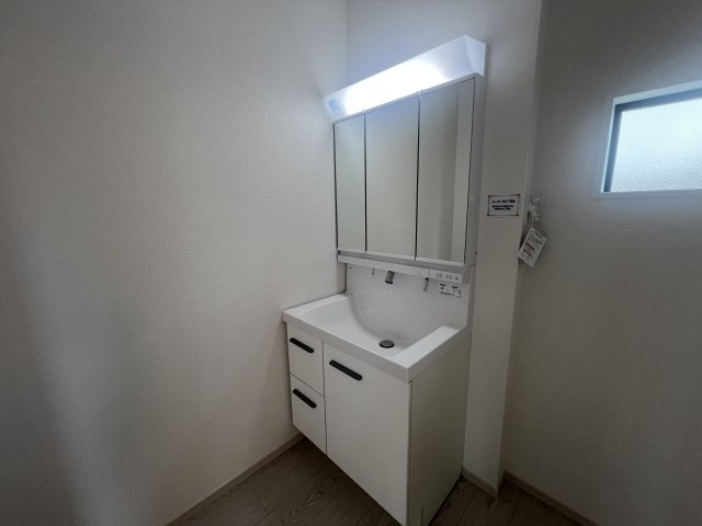 駐車場３台、いや、４台イケるんじゃ？な【栄区野七里】新築戸建の独立洗面台|独立洗面台あり、毎朝おしゃれに忙しい女性の方におすすめです