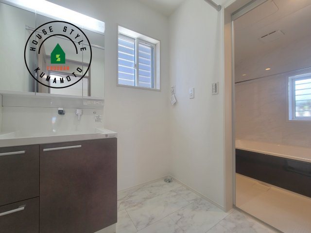 宇城市不知火町高良第2-2棟（1号棟）の脱衣所|ゆとりの洗面スペースで朝の身支度もスムーズに。暮らしを快適に変えるシャワー付洗面台です！