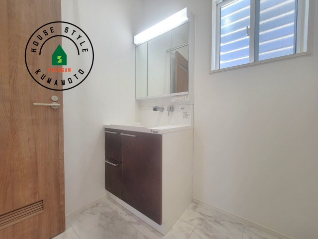 宇城市不知火町高良第2-2棟（1号棟）の独立洗面台|毎日使うものだから清潔な空間を保ちたい水回り。洗面にはそんな願いを解消させてくれる収納アイデアが満載です。三面鏡の裏側にはキャビネットが現れ小物から背の高い物まで収納できます。