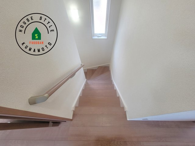 宇城市不知火町高良第2-2棟（1号棟）の内装|＜手すり付階段＞手すりがないと階段の昇り降りで危険なことはもちろん、壁に手をつきながら歩くことで壁紙が汚れやすくなります。すべての方に快適に昇り降りしていただくため、手すりを設置しました。