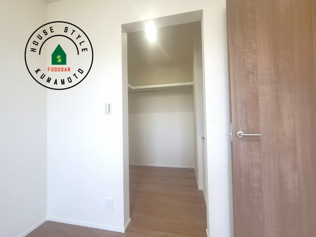 宇城市不知火町高良第2-2棟（1号棟）の収納|洋服や大きな荷物が多い方や人数の多いご家族などは、一般的なクローゼットよりもウォークインクローゼットのほうが使い勝手が良いです。