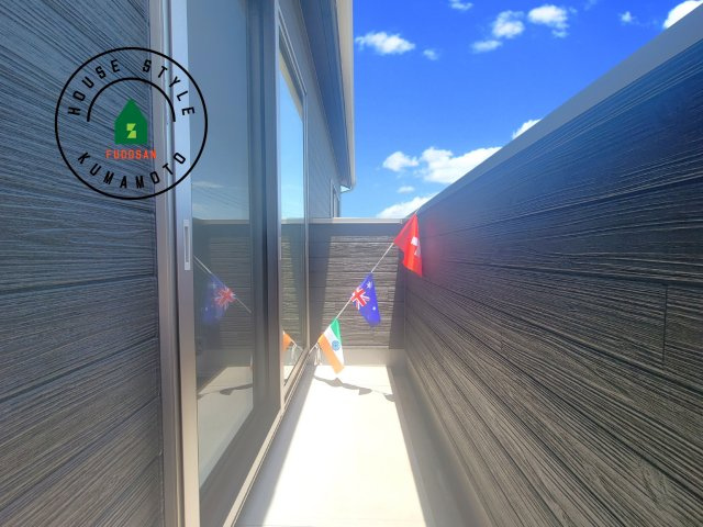 宇城市不知火町高良第2-2棟（1号棟）のバルコニー|風をしっかりと感じられるバルコニーでは、毎日が洗濯日和です。広々としているので洗濯も楽しくなるでしょうし、気分転換にバルコニーからの眺めを楽しむのもいいでしょう。