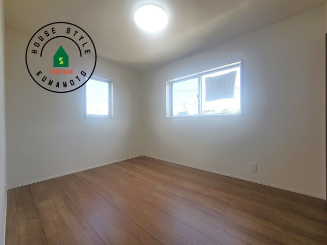 宇城市不知火町高良第2-2棟（1号棟）の洋室|採光良好な洋室は全居室、複層ガラスの遮熱効果と断熱効果で、一年中快適に過ごせます。