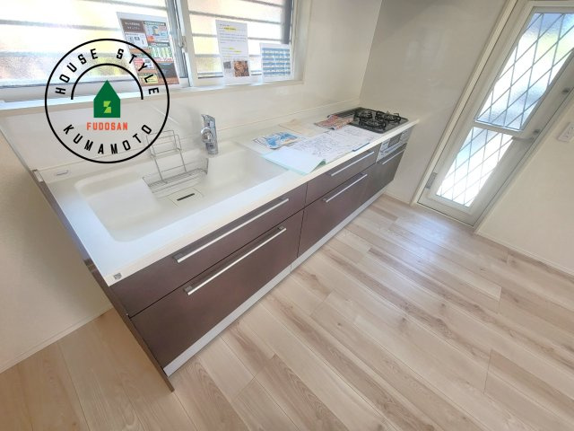 宇城市不知火町高良第2-2棟（1号棟）のダイニング|キッチンから立ち込める香りが今日の料理を期待させます。