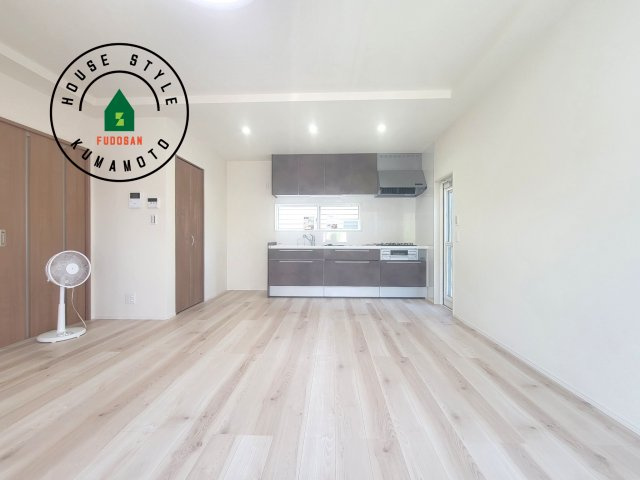 宇城市不知火町高良第2-2棟（1号棟）の居間・リビング|キッチンからリビングをしっかり確認できます。家族の笑顔があふれる空間になりそうですね。