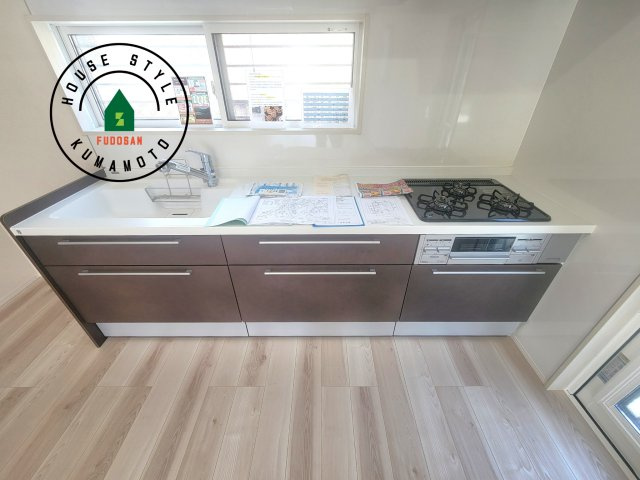 宇城市不知火町高良第2-2棟（1号棟）のキッチン|ご家族を近くに感じられる対面キッチンのLDK。会話もはずみそうですね。