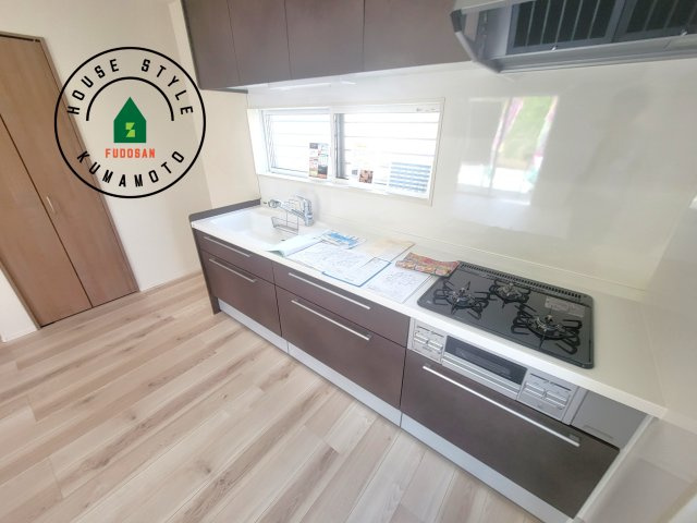 宇城市不知火町高良第2-2棟（1号棟）のキッチン|ダイニングテーブルへの配膳がラクラク、お料理はかどるカウンター付きシステムキッチン！