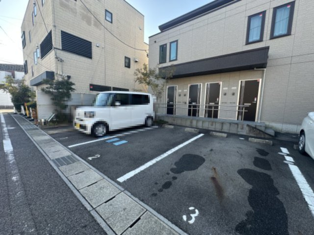 グラン・アモリールの駐車場