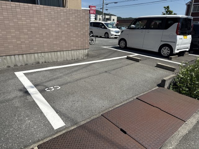 カスタムコートの駐車場