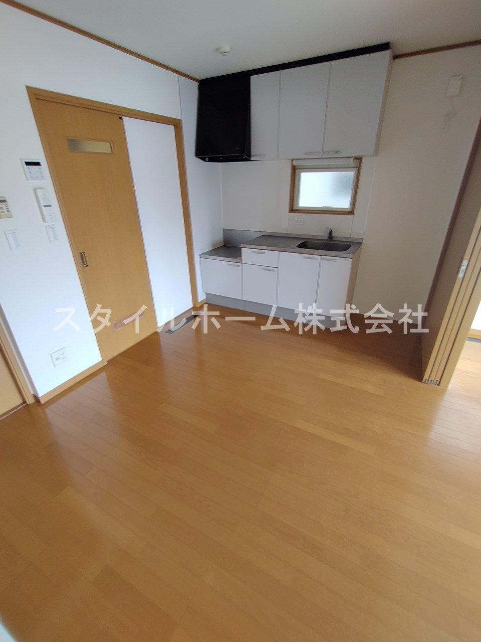 OMメゾンZoushiの居間・リビング|同建物内別部屋の写真です。