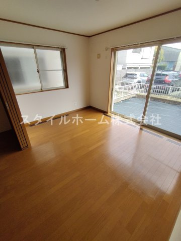 OMメゾンZoushiの居間・リビング|同建物内別部屋の写真です。