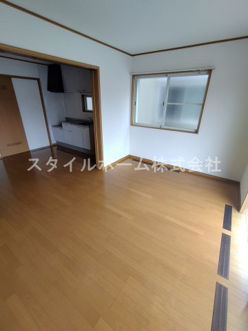 OMメゾンZoushiの居間・リビング|同建物内別部屋の写真です。