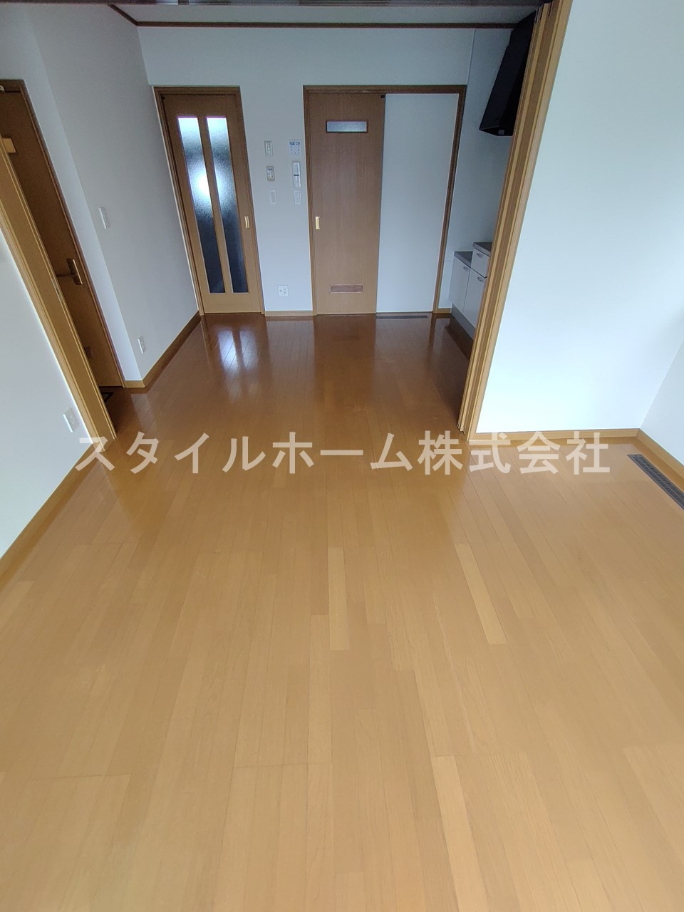 OMメゾンZoushiの居間・リビング|同建物内別部屋の写真です。