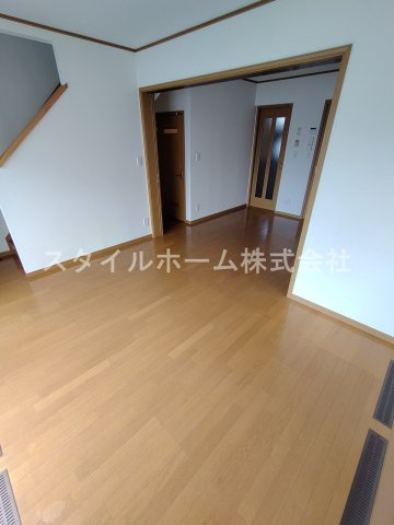 OMメゾンZoushiの居間・リビング|同建物内別部屋の写真です。