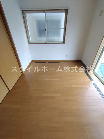 OMメゾンZoushiの居間・リビング|同建物内別部屋の写真です。